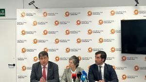 La presidenta de la Societat Civil Catalana, Elda Mata, acompañada del abogado Eloy Moreno, secretario de la Junta Directiva, y de Juan Chapapría, abogado CEO del bufete Chapapría-Navarro&Asociados.