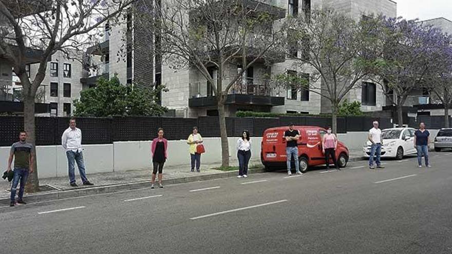 Inquilinos afectados por las nuevas condiciones de Testa Residencial posan ante el complejo de viviendas en Son Serra Parera.