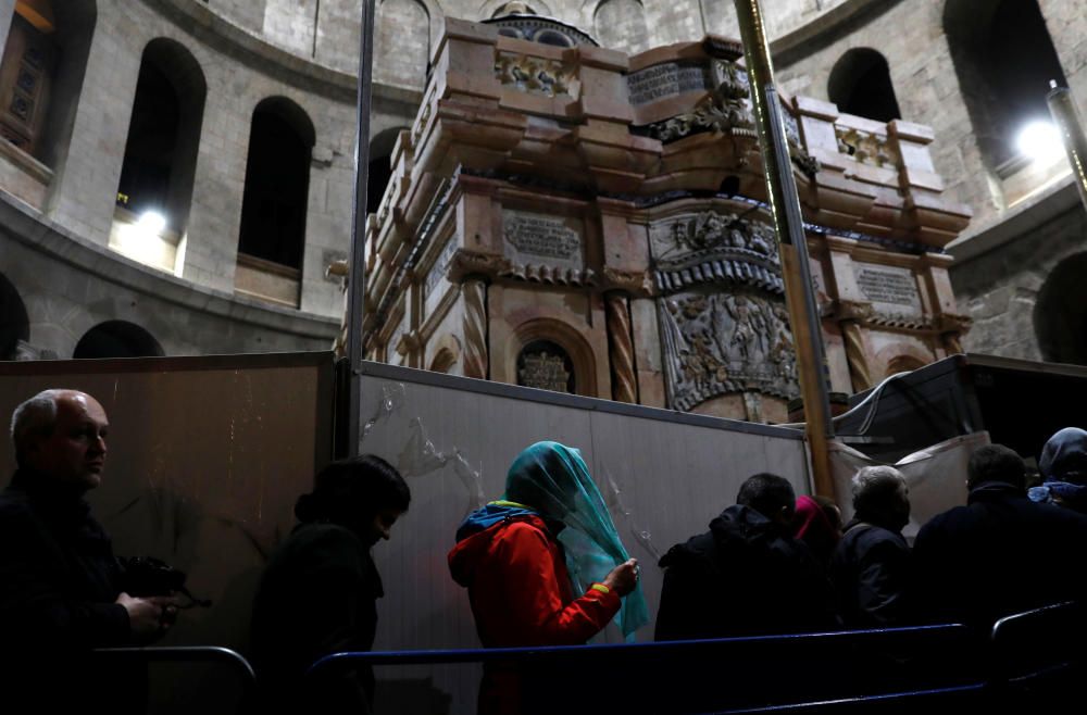 La tumba de Jesucristo restaurada ya se puede ver en el Santo Sepulcro