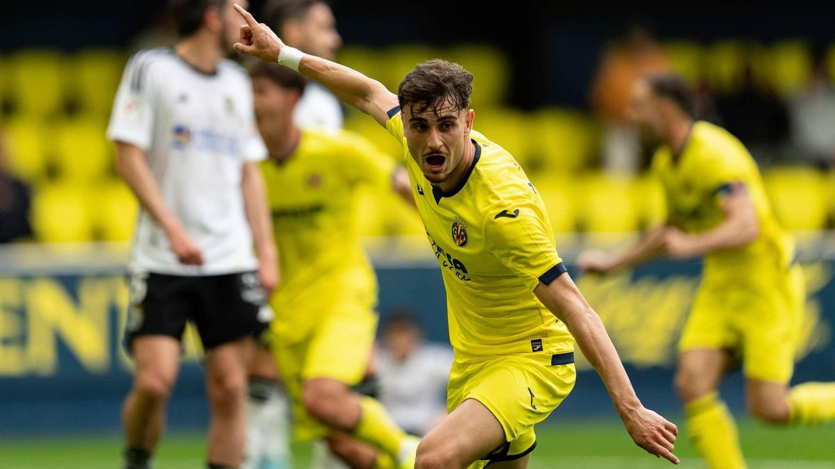 Álex Forés, en un partido del Villarreal B de la pasada temporada.
