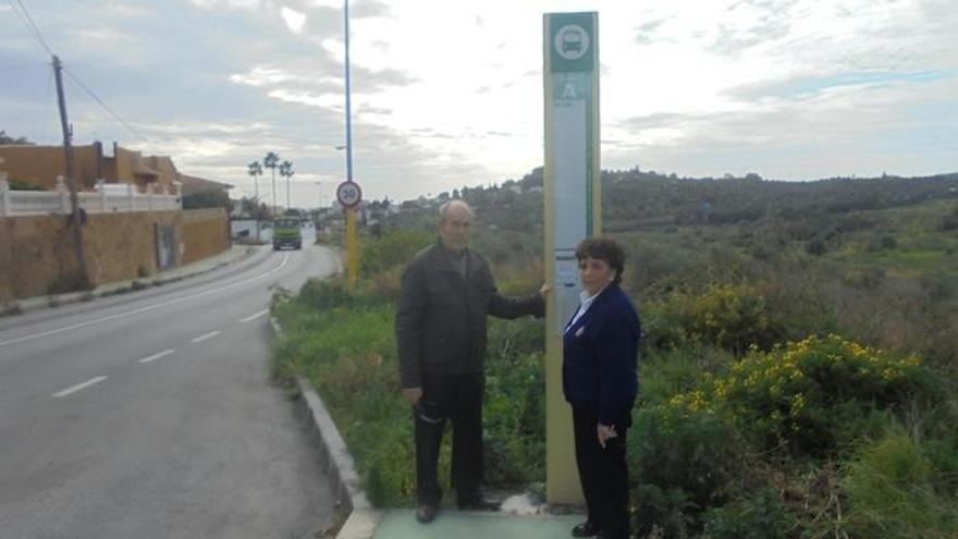 Ana María Naumann y Juan Antonio Quintana, en la parada del autobús en el Cortijo de Maza.