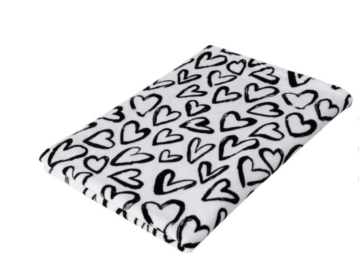 Mañana se esperan colas kilométricas en Lidl para conseguir la manta de poliéster para el otoño más acogedora y barata del mercado: estampado de corazones y  suave y acogedora para un calor agradable