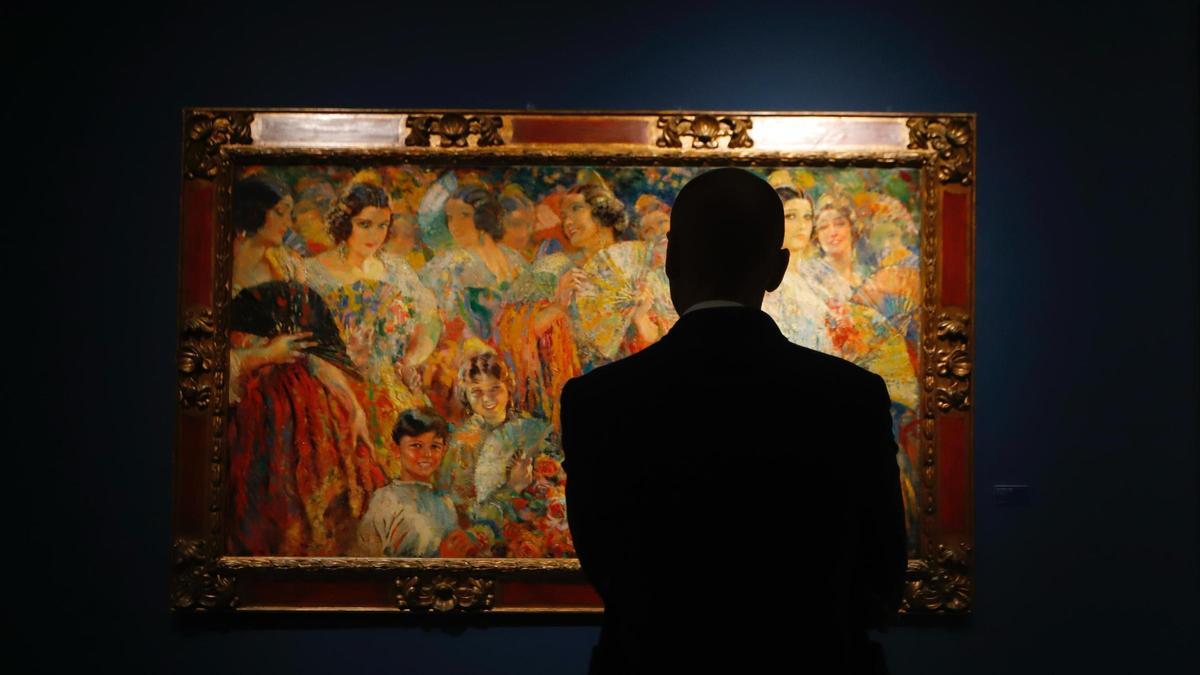 Un visitante a la muestra