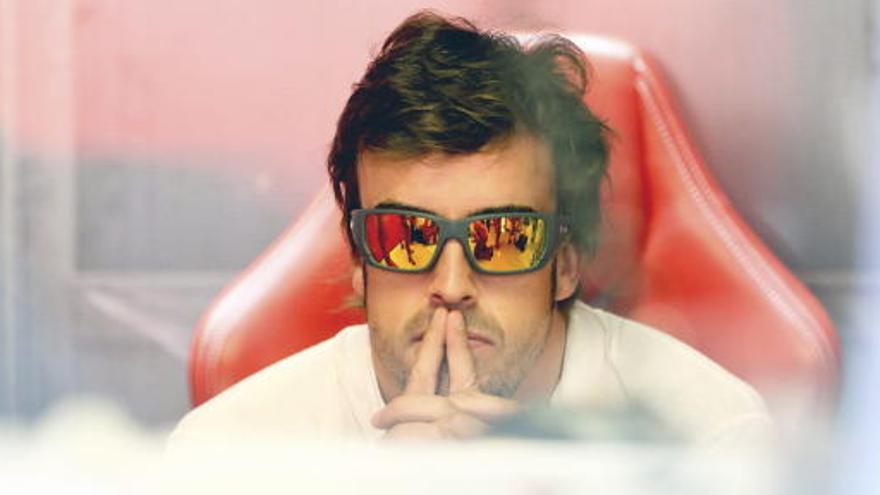 Fernando Alonso en el box de Ferrari en Monza.