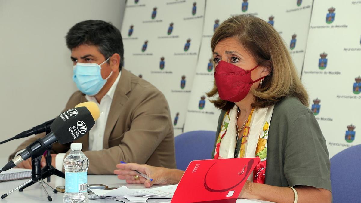 Rafael Llamas y María Jesús Botella, durante la rueda de prensa tras la visita de la delegada al ayuntamiento.