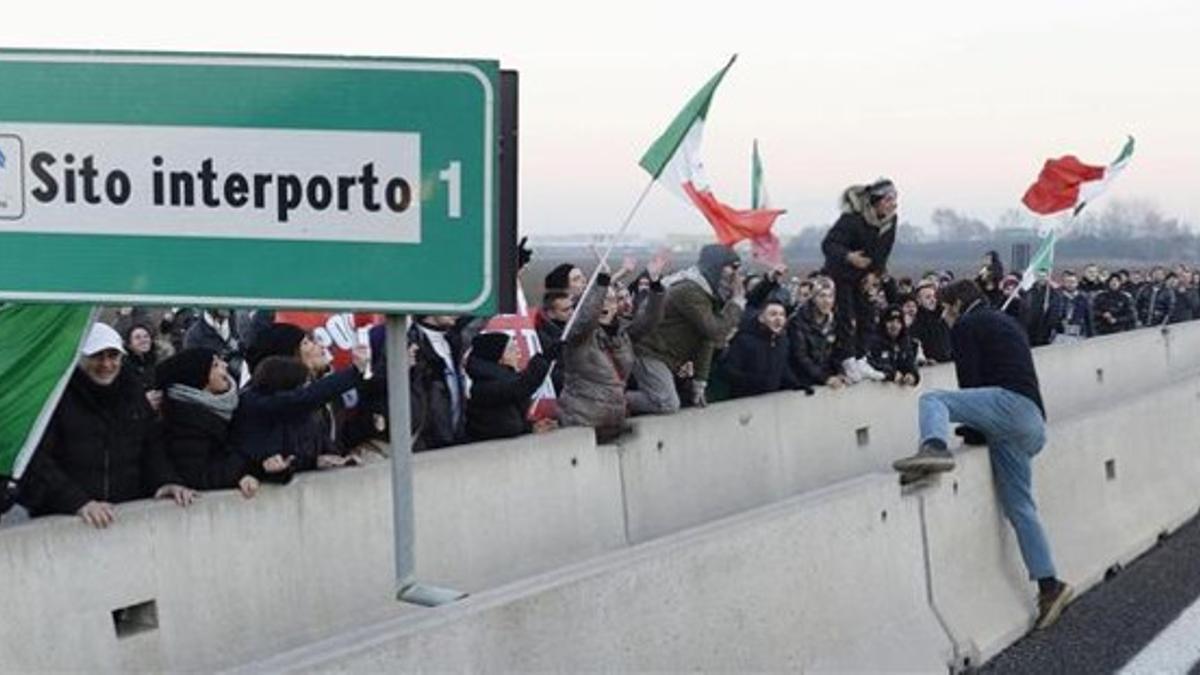 Manifestantes convocados por el Movimiento de las Horcas en una protesta en Turín, este martes.