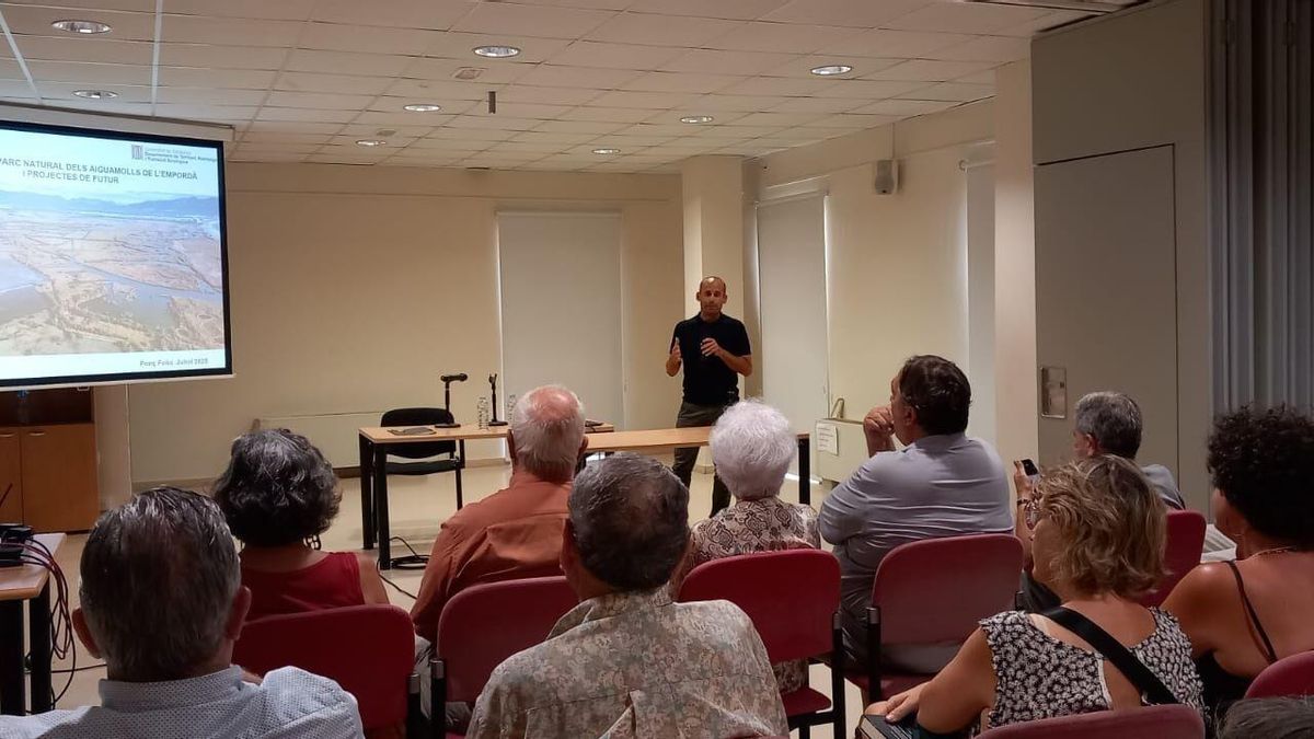 Ponç Feliu fent la xerrada al Casal Cultural de Sant Pere, amb molt de públic.