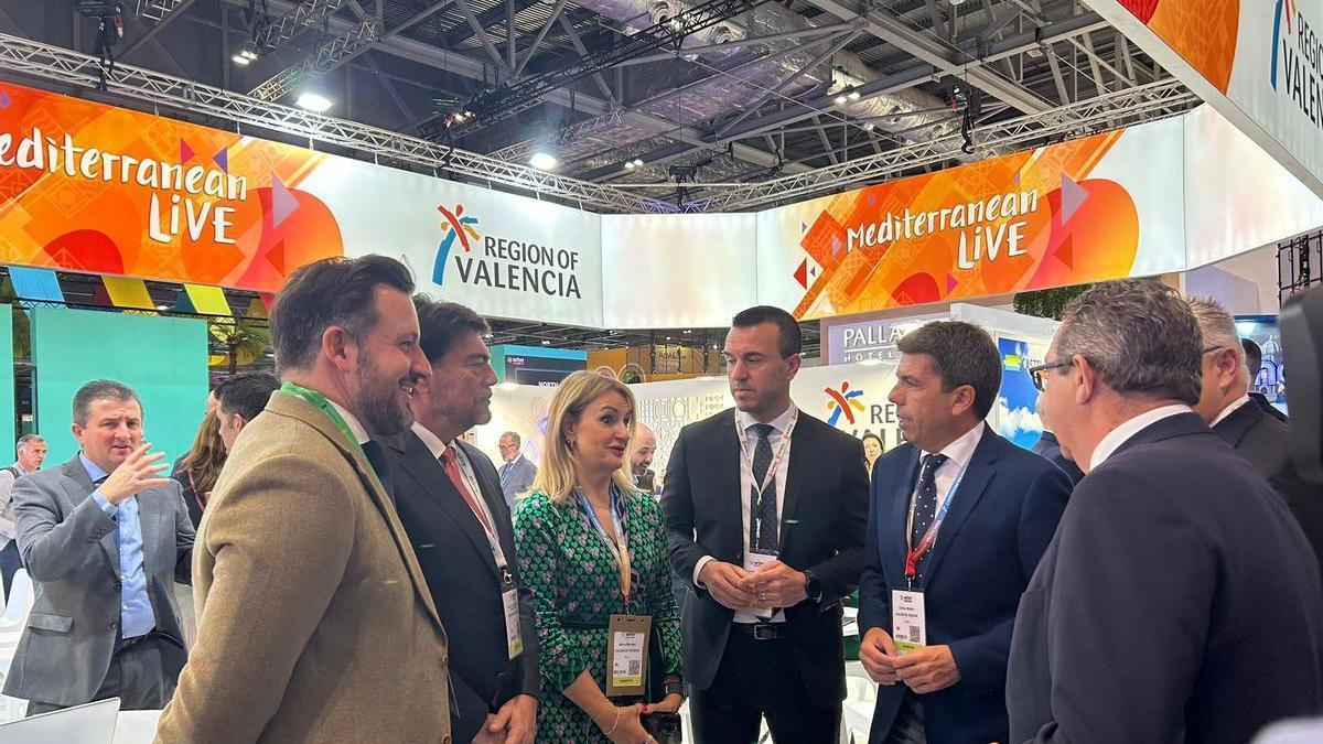 El alcalde, junto a la comitiva de la Generalitat Valenciana, en la feria de Londres