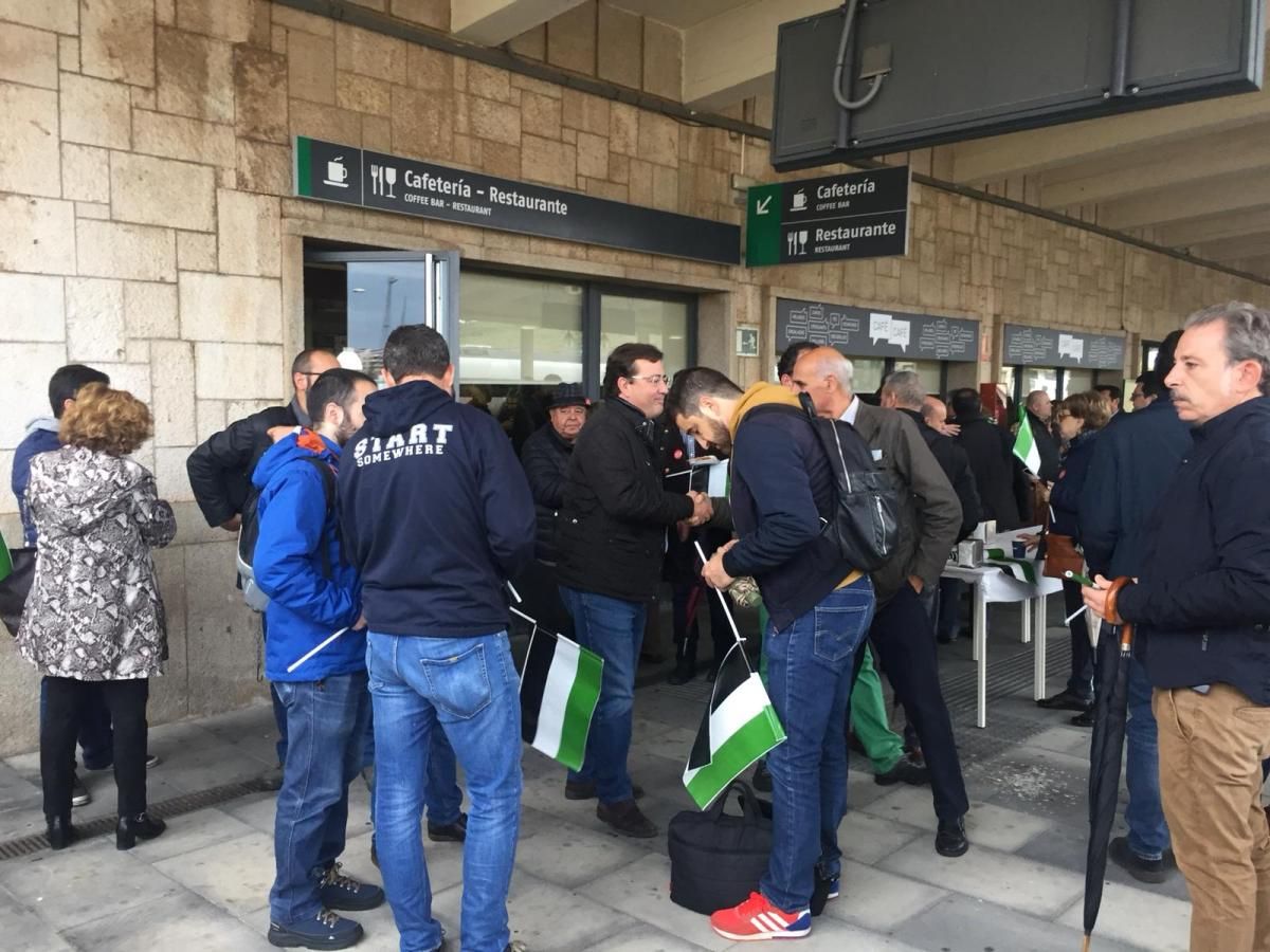 La manifestación por un tren digno para Extremadura en imágenes