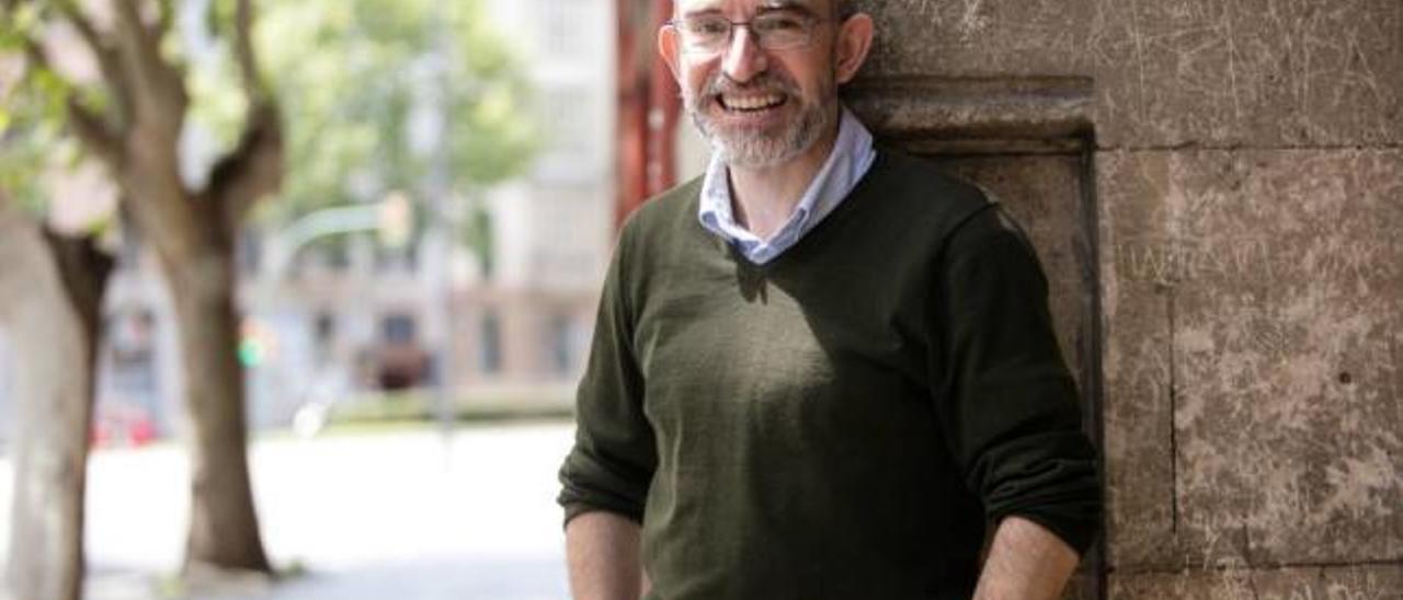 El profesor de Lenguas Clásicas Pep Campillo, en la entrada del instituto Joan Alcover.