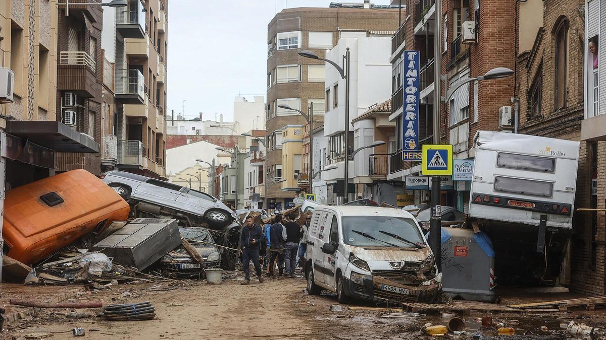 Archivo - Decenas de coches amontonados tras la DANA en Valencia en octubre de 2024.