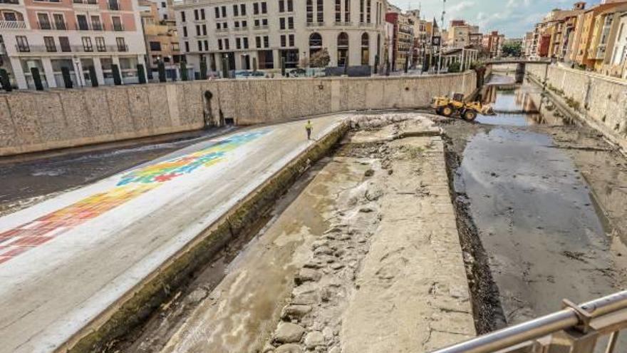 El río Segura a su paso por Orihuela en una imagen de noviembre durante la retirada de lodos.