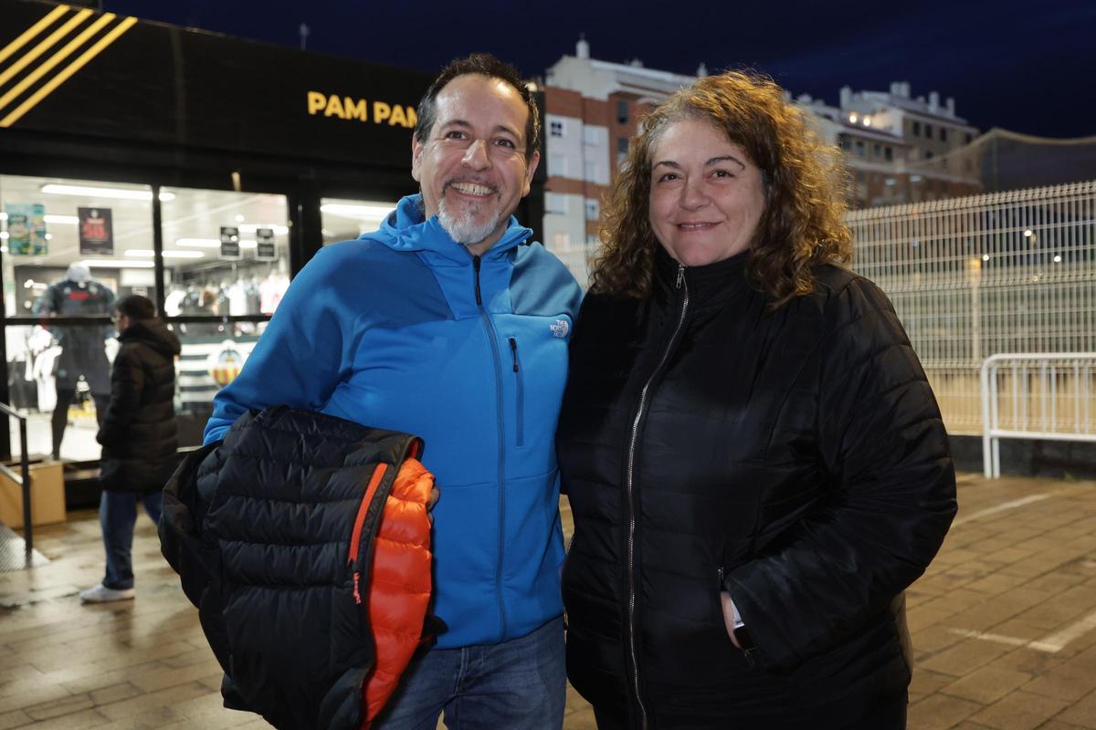 Galería | La lluvia respeta en el SkyFi Castalia y gran ambiente para ver el Barcelona-Athletic de la Supercopa