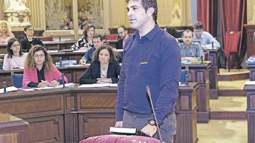 El nuevo diputado de Més, Josep Ferrà, en el momento que prometió su cargo.