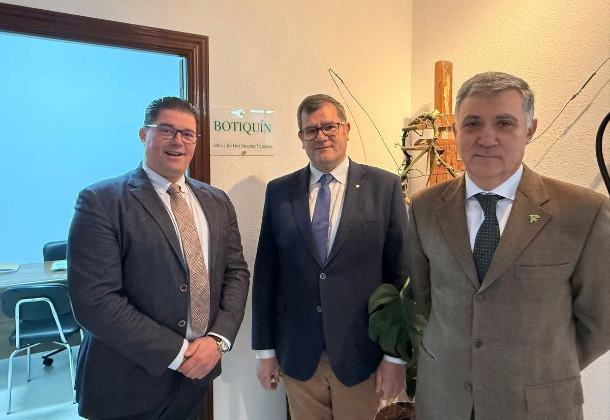 Directivos del Colegio de Farmacéuticos ante las instalaciones del botiquín de Valdehúncar, ahora reabierto