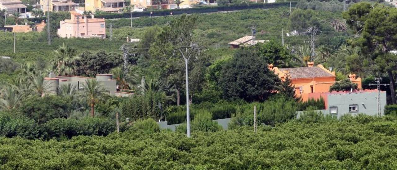 Finca del exconseller Rafael Blasco y su familia, con diversas construcciones en su interior, en la Barraca d&#039;Aigües Vives.