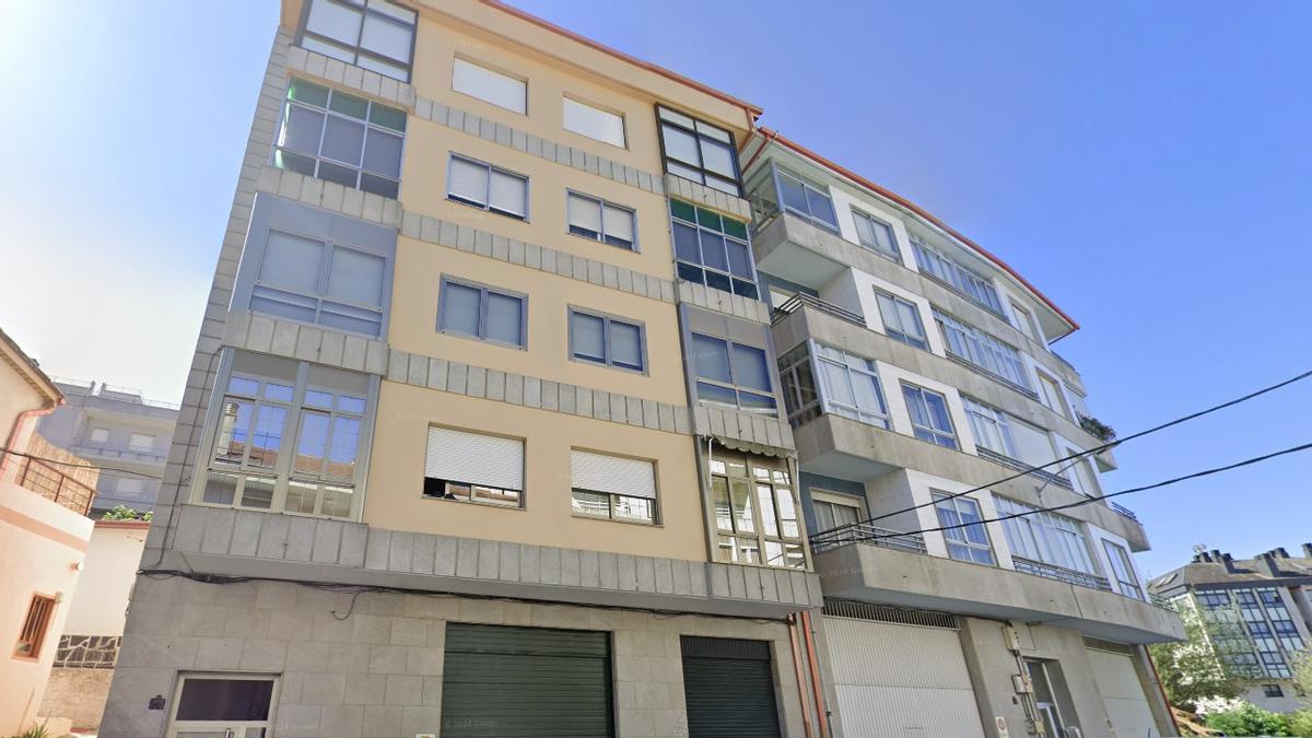 Edificio de la Rúa do Bierzo en el que ocurrió el incendio mortal en Nochebuena.