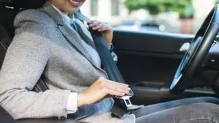 ¿En qué situaciones se puede conducir sin cinturón? La DGT lo aclara