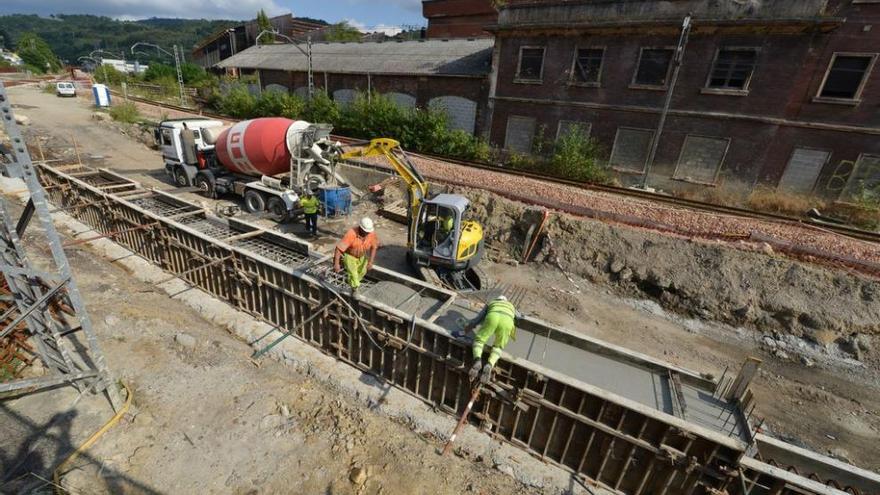 Obras del soterramiento de las vías a la altura del barrio Urquijo, en La Felguera.