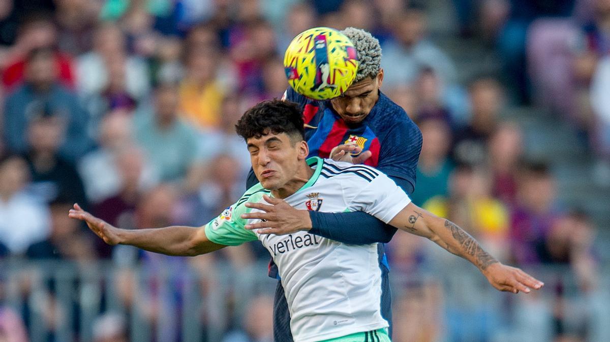 Araujo se impone en un duelo aéreo durante el Barça-Osasuna del Camp Nou.
