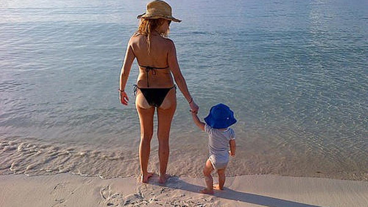 Paulina Rubio con su hijo en la playa.
