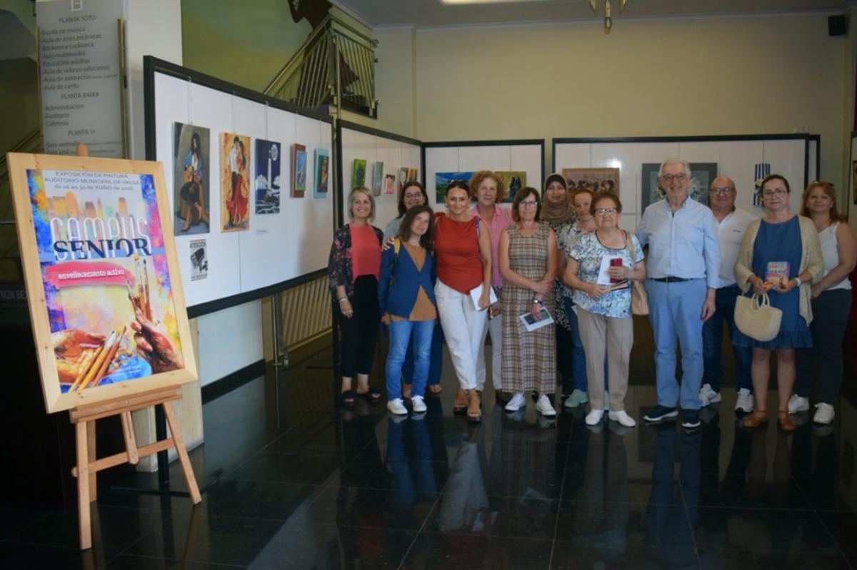 La exposición con las obras realizadas por los participantes en las clases de pintura del programa de envejecimiento activo.