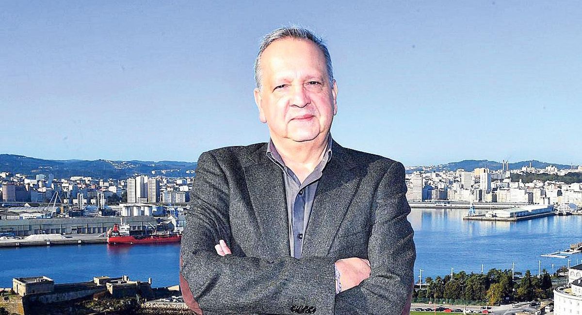 El jefe de Salvamento Marítimo en A Coruña, Roberto Pereira, en la torre de control.