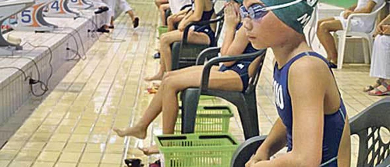 Nadadoras del Santa Olaya esperan su turno antes de competir.