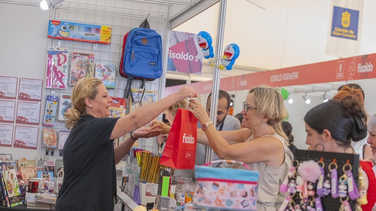 Una mujer compra en Fisaldo en una edición anterior.