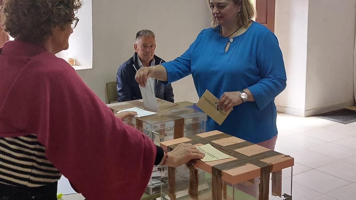 La candidata del PP a la alcaldía tinetense, Montserrat Fernández, votando el pasado domingo..