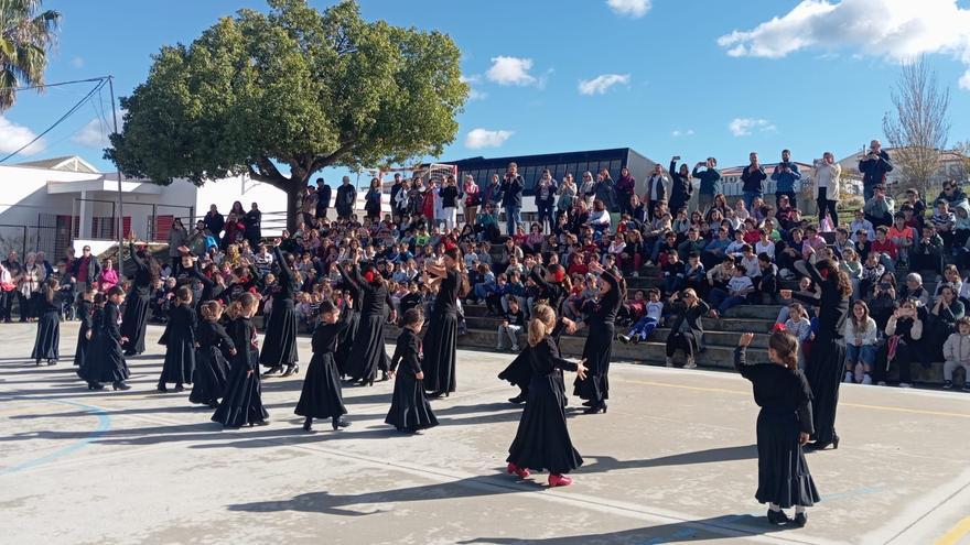 Monesterio celebra el Día Mundial del Flamenco con el baile de la academia de Salva Calderón en el cole