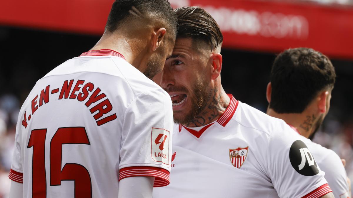 Ramos celebra junto a En-Nesyri el gol del Sevilla