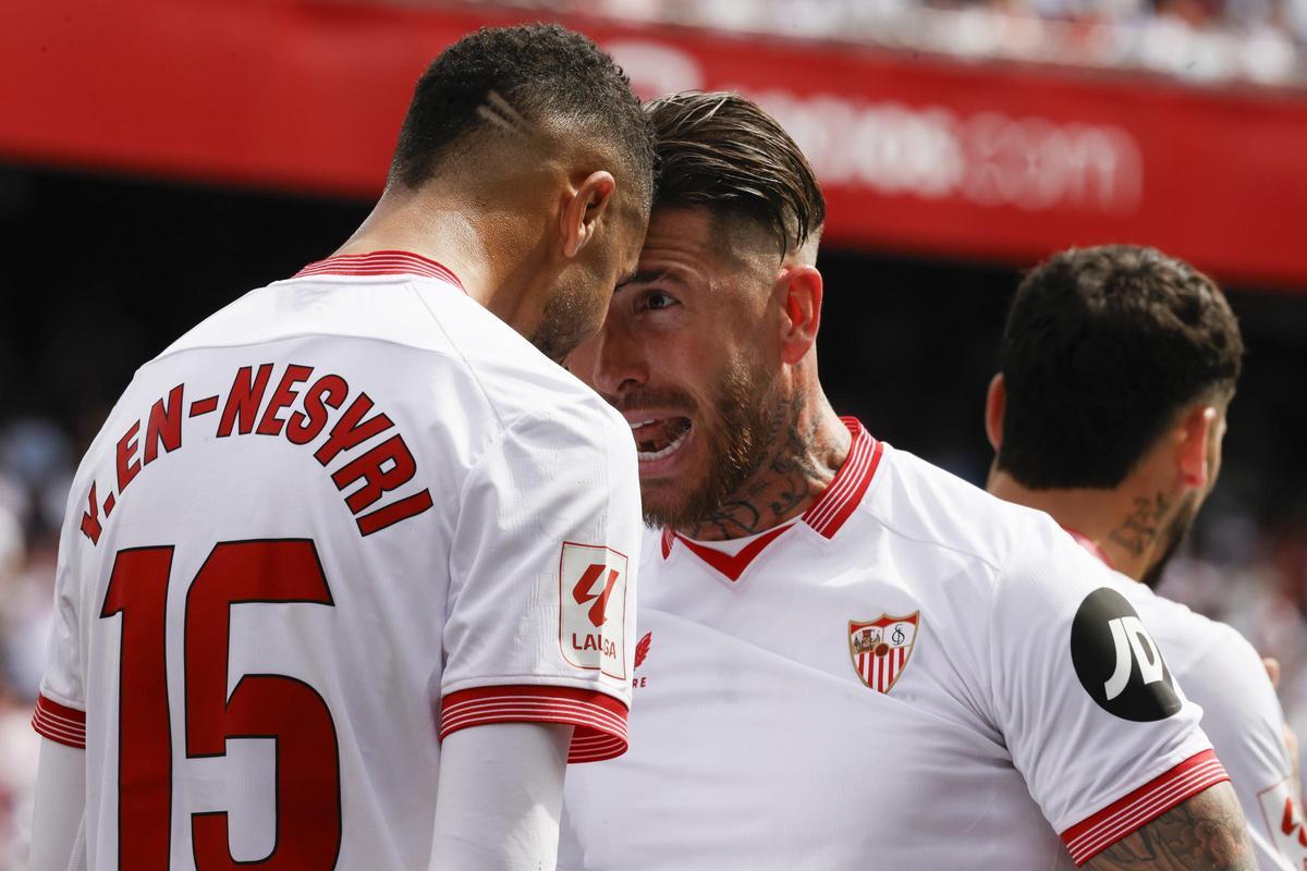 Ramos celebra junto a En-Nesyri el gol del Sevilla