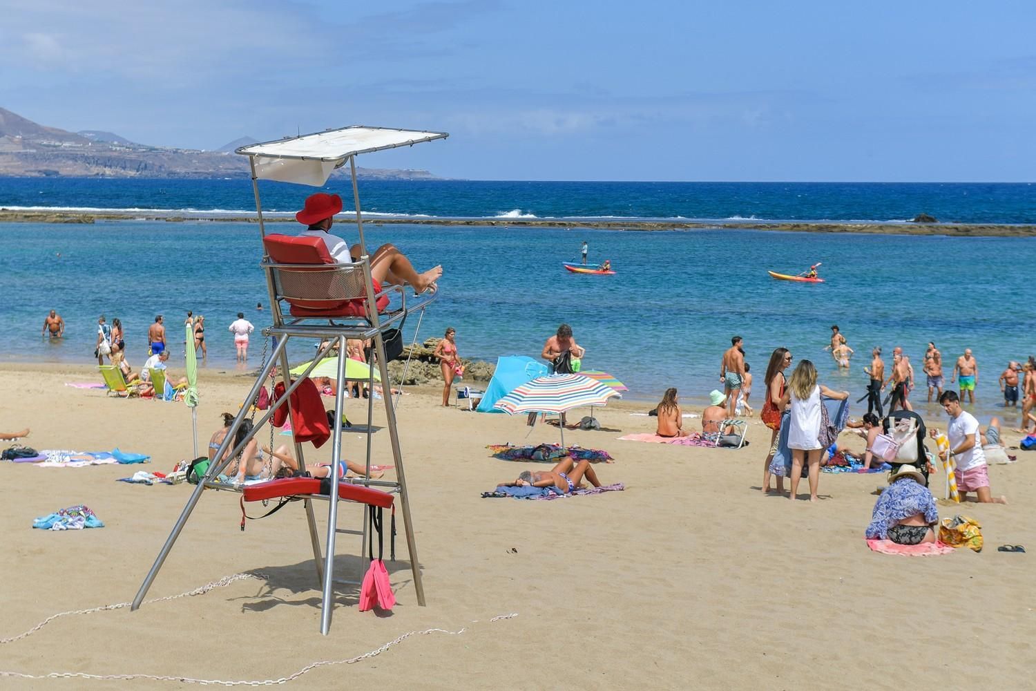 Día de playa en Las Canteras tras la noche de San Juan