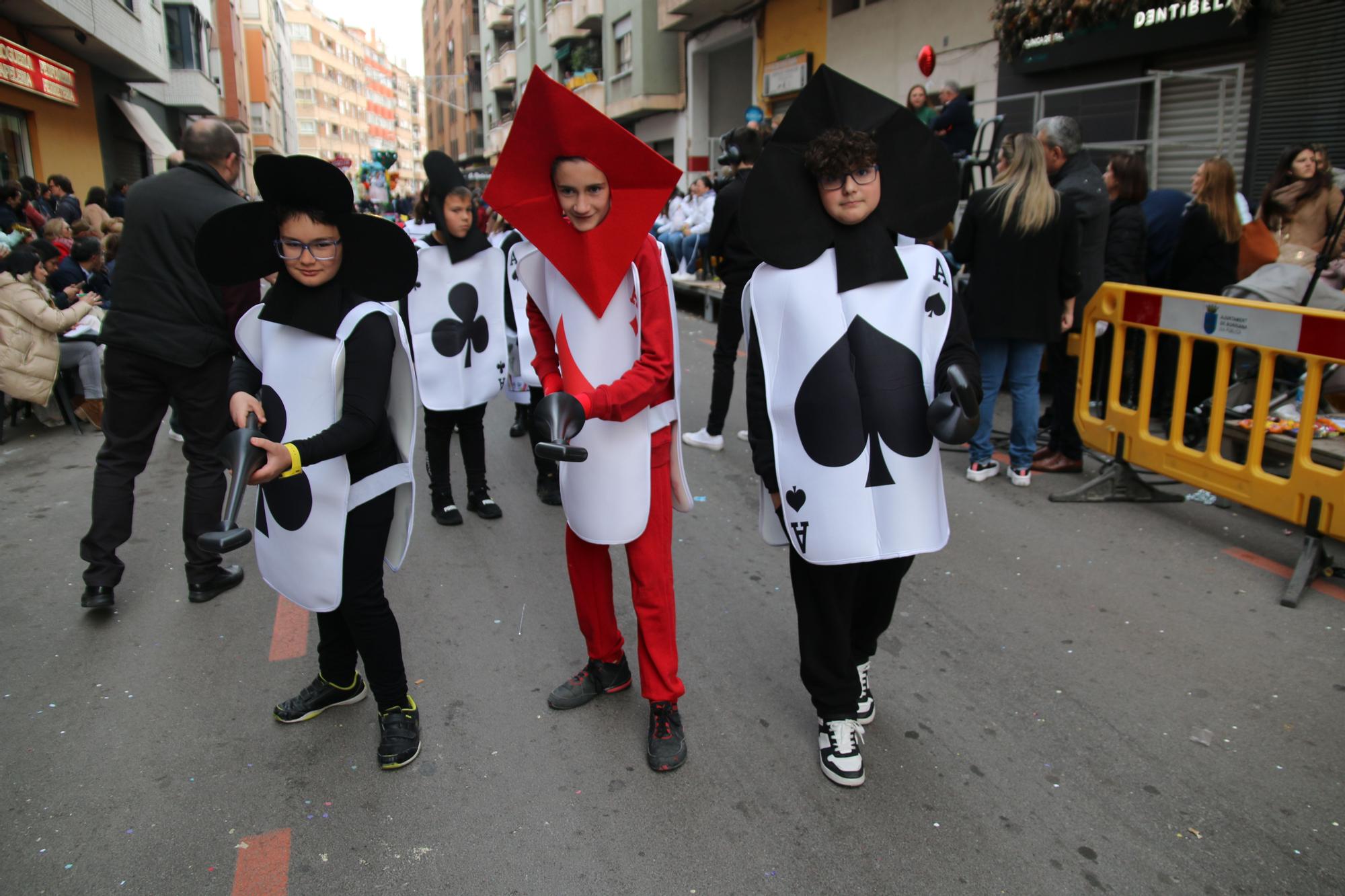 Búscate en las fotos del premio al Barri València en la cabalgata del Ninot infantil de Burriana