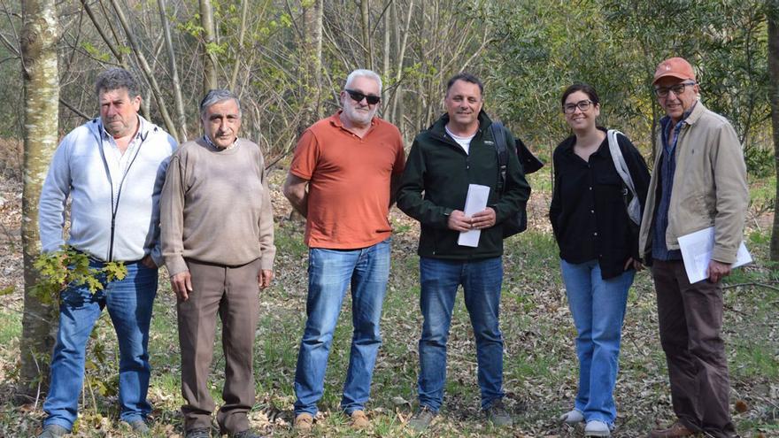 Los impulsores de esta colaboración en el lugar que pasará a ser espacio protegido. |  FdV