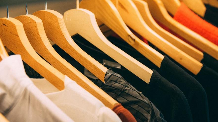 Poner las perchas al revés: el útil truco para ganar espacio en casa