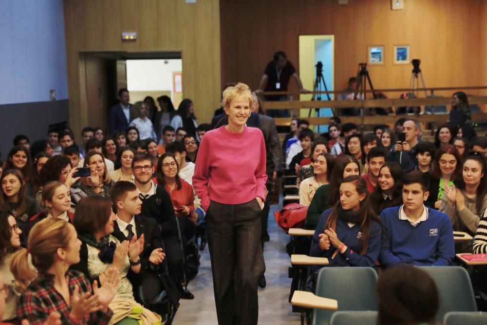 iri Hustvedt mantiene un encuentro con estudiantes en Oviedo.