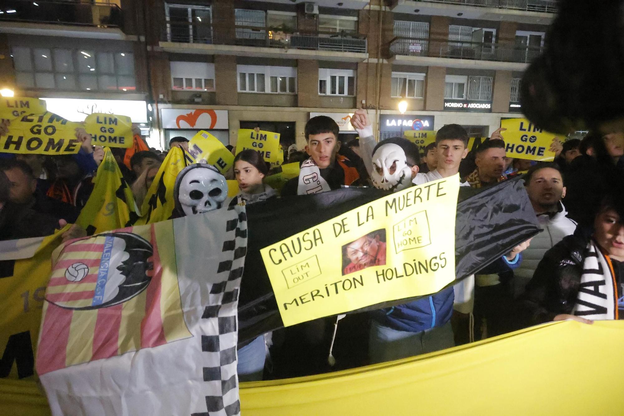 Así ha sido la protesta contra Peter Lim antes del enfrentamiento contra el FC Barcelona