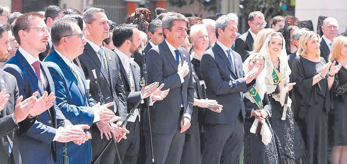 Mazón, junto a las autoridades autonómicas, locales y provinciales y las reinas de las fiestas de Castelló.