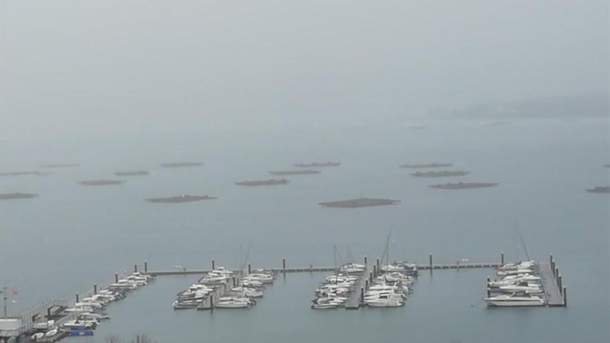 La densa niebla predominaba esta mañana en la Ría de Vigo. // R. G.