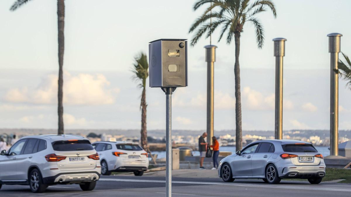 Uno de los radares instalados en la avenida Adolfo Suárez en 2025.