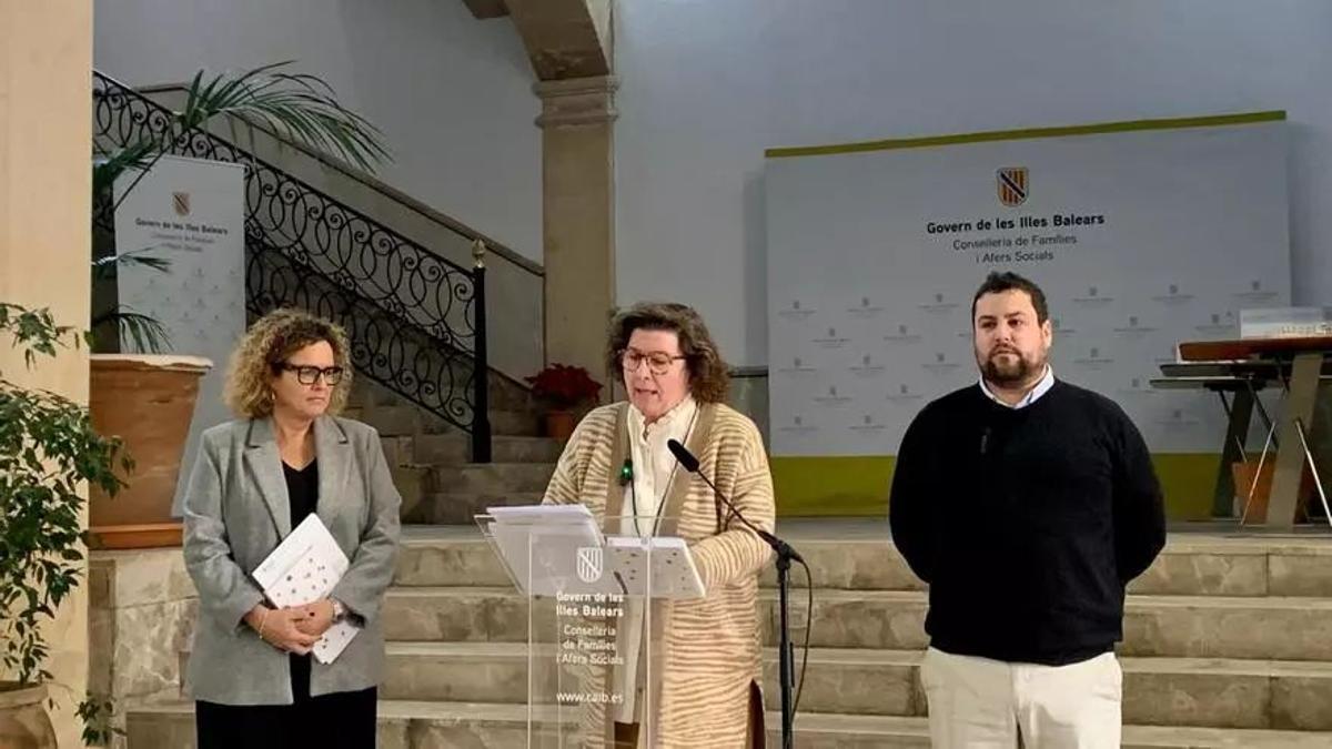 La consellera de Familias y Asuntos Sociales, Catalina Cirer, en una rueda de prensa.