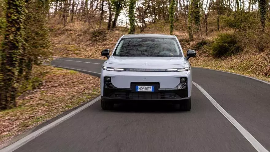 El nuevo Leapmotor B10 conquista el segmento C-SUV con sus versiones 100% eléctrica B10 BEV y híbrida B10 REEV Hybrid