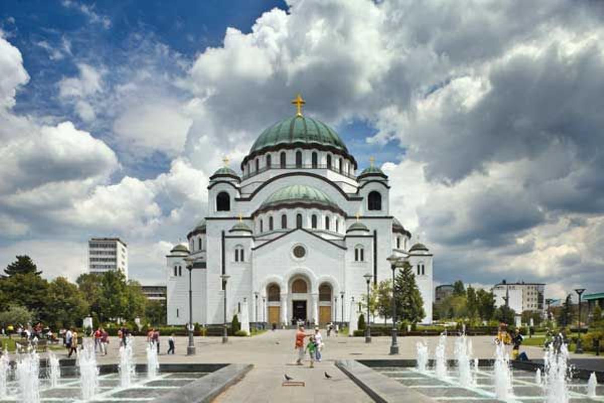 Fachada de la Iglesia ortodoxa de San Sava que data de 1935. Ésta es la mayor iglesia ortodoxa del Europa.