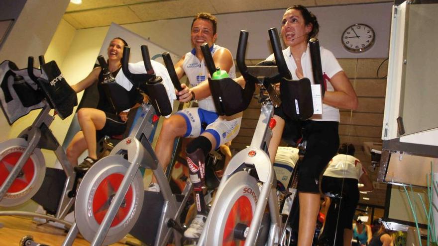 Clientes en las bicicletas estáticas de un gimnasio malagueño.