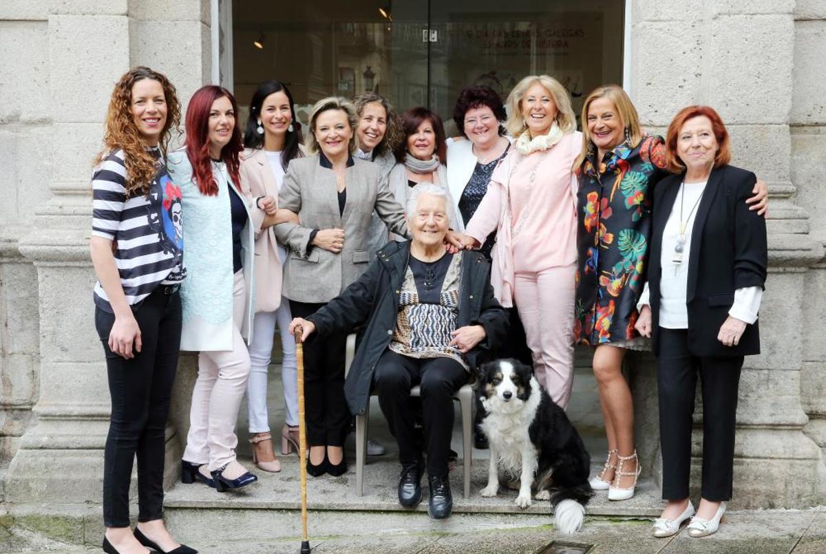 Foto de familia en la puerta principal de la Casa Galega da Cultura.