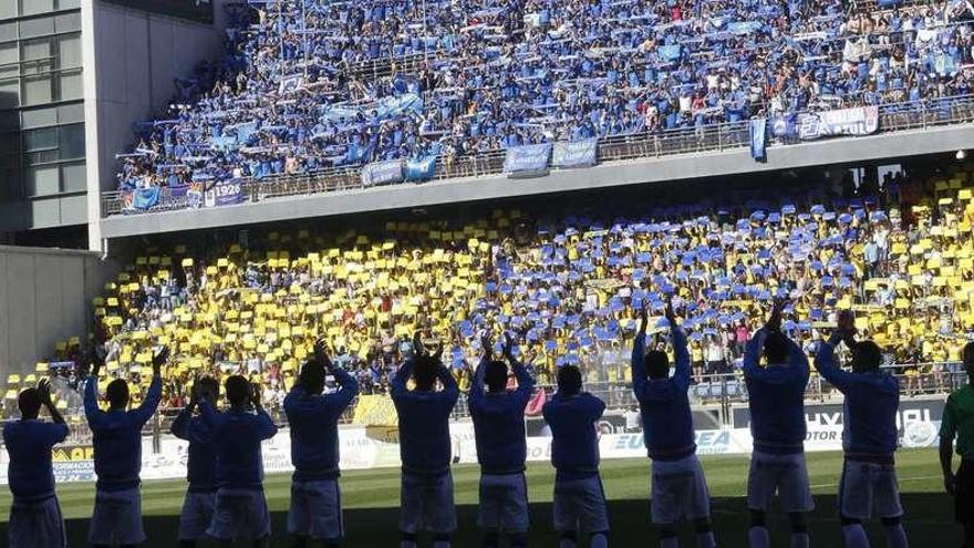 Los jugadores del Oviedo saludan a la afición azul en el Carranza el 31 de mayo de 2015.