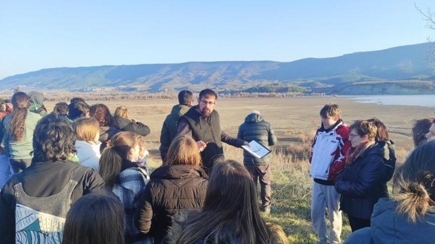Una actividad de educación ambiental de observación de Grullas de Caminando Amónico. | PILAR ABERÁSTURI