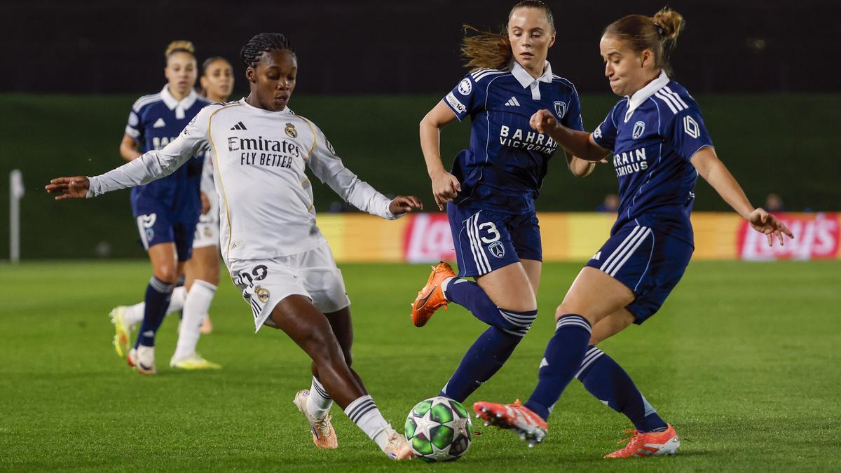Linda Caicedo intenta llevarse un balón ante las jugadoras del Paris FC
